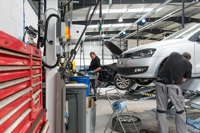 Keeping Your Car Road-Ready: A Simple Guide To MOT And Car Service For UK Motorists
